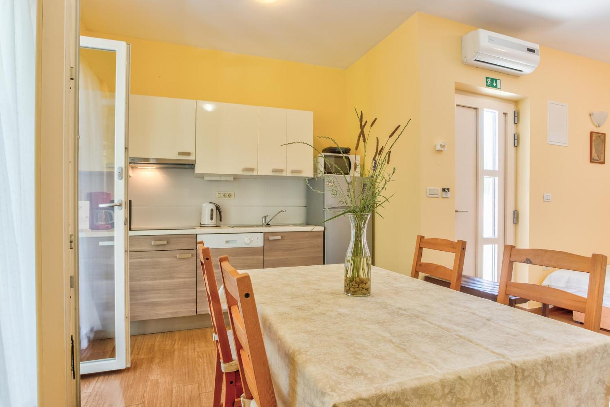 Apartment In Villa Moletto Seaside & Relax - 4 Guests Lovrečica Kültér fotó